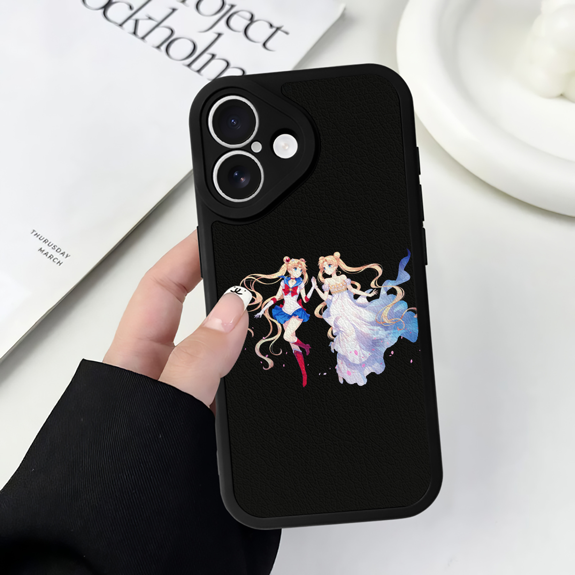 （画像用） 美少女戦士セーラームーン 月野 うさぎ つきの うさぎ Sailor Moon Tsukino Usagi 【iPhone 16シリーズ対応】シリコンスマホケース（レザー調） 材質：シリコン